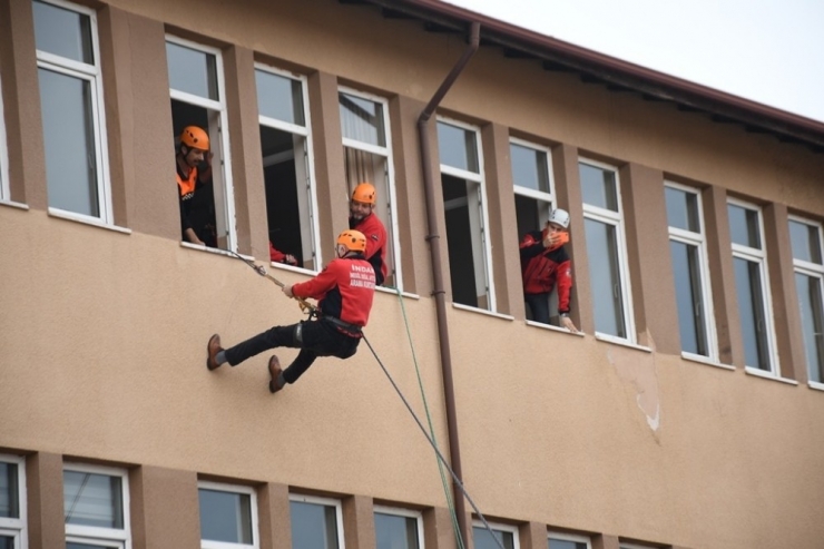 Okulda Nefes Kesen Deprem Tatbikatı