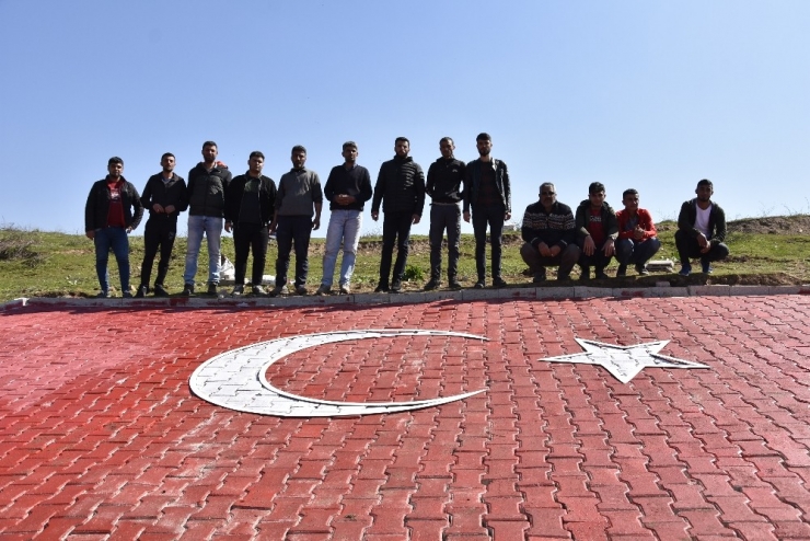 Sınırdaki Tepeye Dev Türk Bayrağı Yapıldı