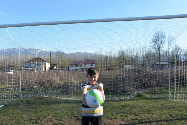Başkan Babaoğlu Çocukların İstediği Futbol Sahasını Yaptırdı