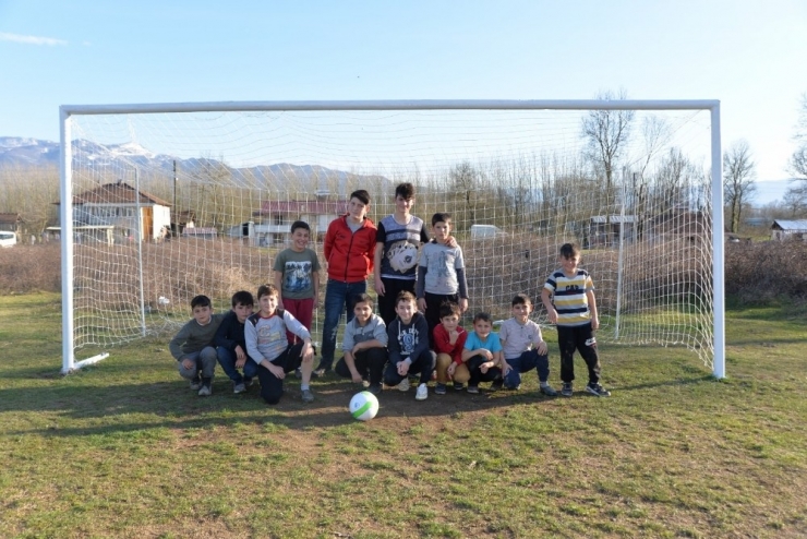 Başkan Babaoğlu Çocukların İstediği Futbol Sahasını Yaptırdı