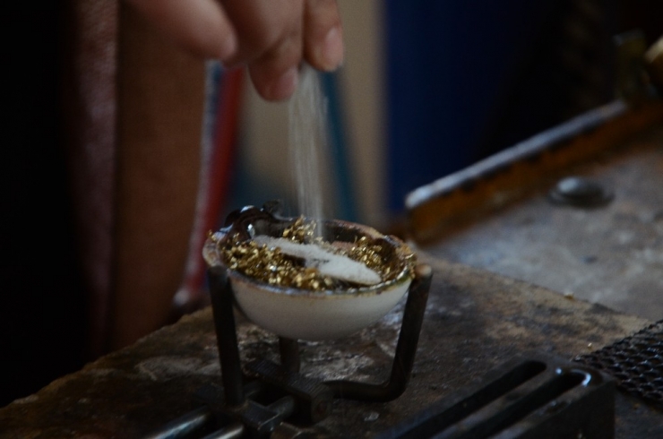 Altına ‘Kadın’ Eli Değdi