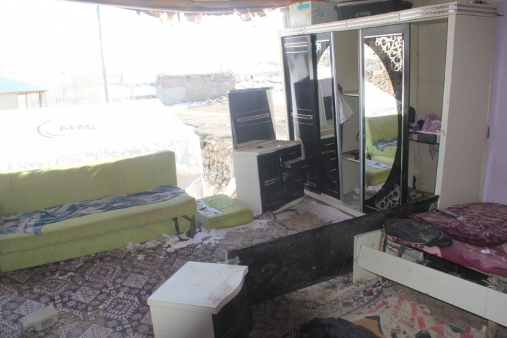 Başkale’de Depremzedelerin Yaraları Sarılıyor