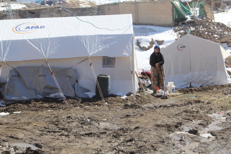 Başkale’de Depremzedelerin Yaraları Sarılıyor