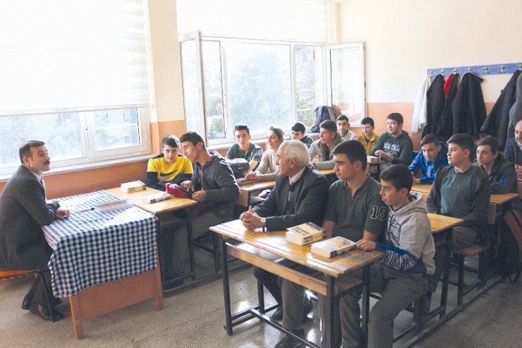 Kaymakam’dan Öğrencilere İmzalı Kitap