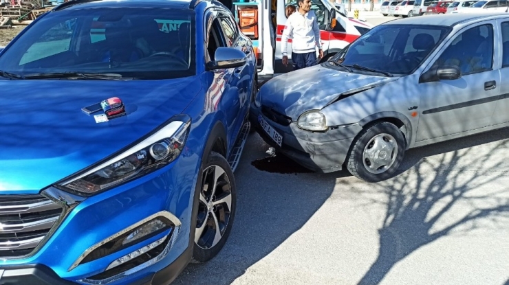 Otomobiller Çarpıştı, 2 Yaralı