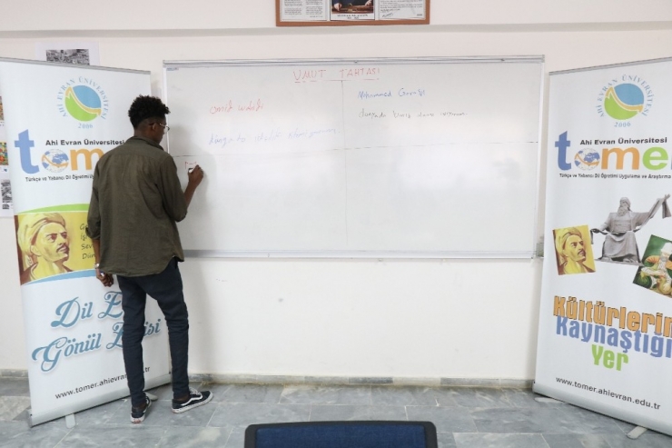 Tömer Öğrencileri, Hayallerini “Umut Tahtası”na Yazdı