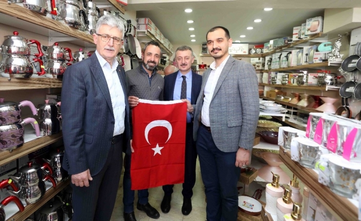 Başkan Büyükakın’dan Esnaf Ve Vatandaşlara Türk Bayrağı Hediyesi
