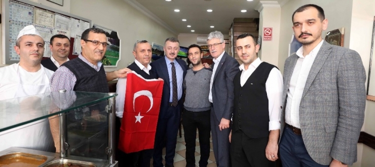 Başkan Büyükakın’dan Esnaf Ve Vatandaşlara Türk Bayrağı Hediyesi