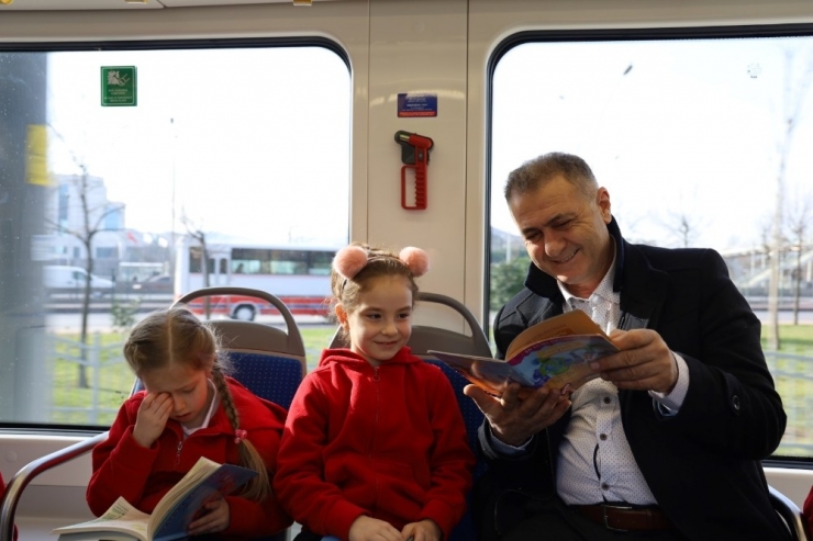 Minik Öğrenciler Büyüklerine Kitap Hediye Etti