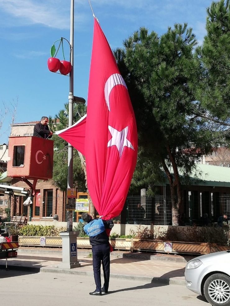 Körfez Bayraklarla Donatıldı