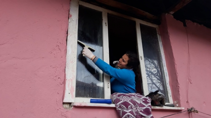 Liseli Öğrenciler Bakıma Muhtaç Ailelerin Evlerini Temizliyor