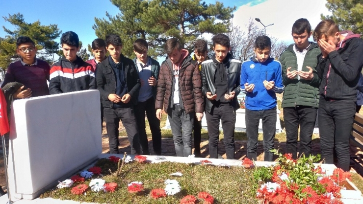 Lise Öğrencilerinden İdlib Şehitleri İçin Türk Bayraklı Yürüyüş