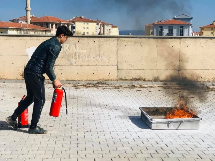 Lise Öğrencilerine Yangın Ve Deprem Tatbikatı