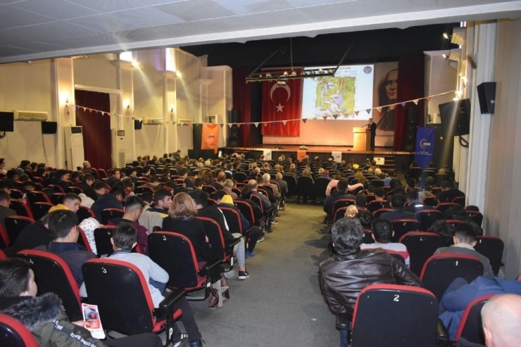 Akhisar’da ‘Depremle Yaşamak’ Konferansı Düzenlendi