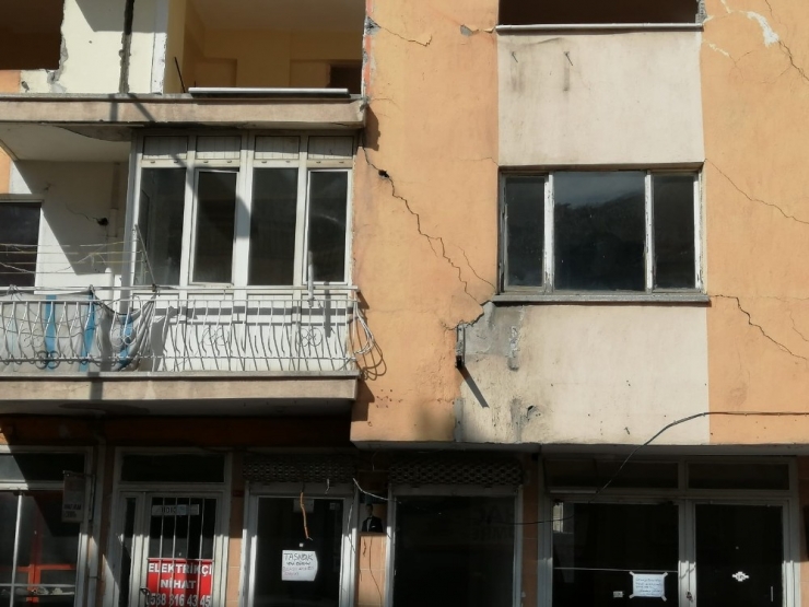 Depremin Zarar Verdiği 7 Katlı Binanın Yıkımına Başlandı