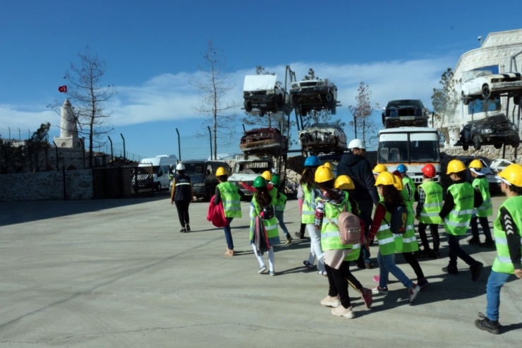 Mardin’de Öğrenciler Geri Dönüşüm Tesisini Gezdi