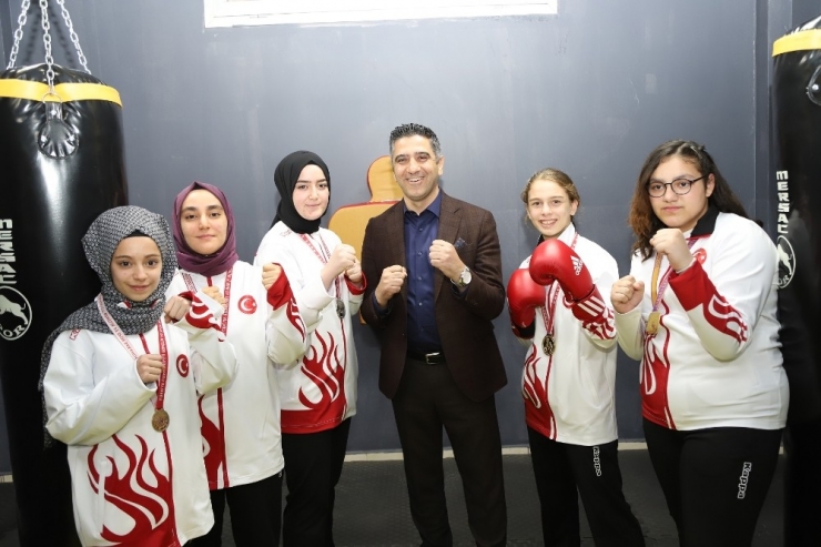 Başkan Kayalar, Kadın Sporcularla