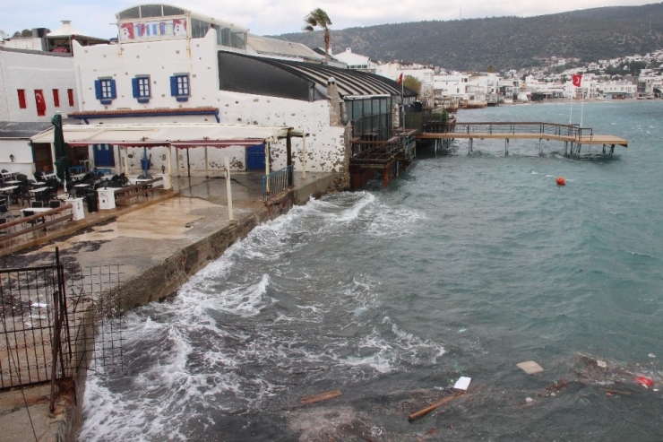 Fırtına Mültecilere Geçit Vermiyor