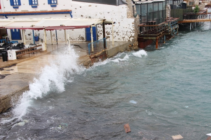 Fırtına Mültecilere Geçit Vermiyor