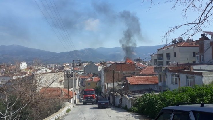 Çatıdaki Çıkan Yangın Korkuttu