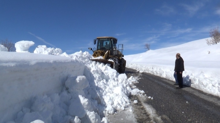 Kar Kalınlığının 4-5 Metreyi Bulduğu Bölgede Çalışmalar Devam Ediyor