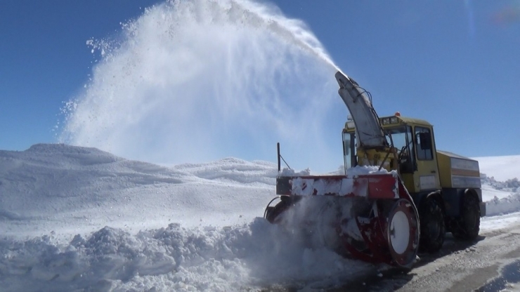 Kar Kalınlığının 4-5 Metreyi Bulduğu Bölgede Çalışmalar Devam Ediyor