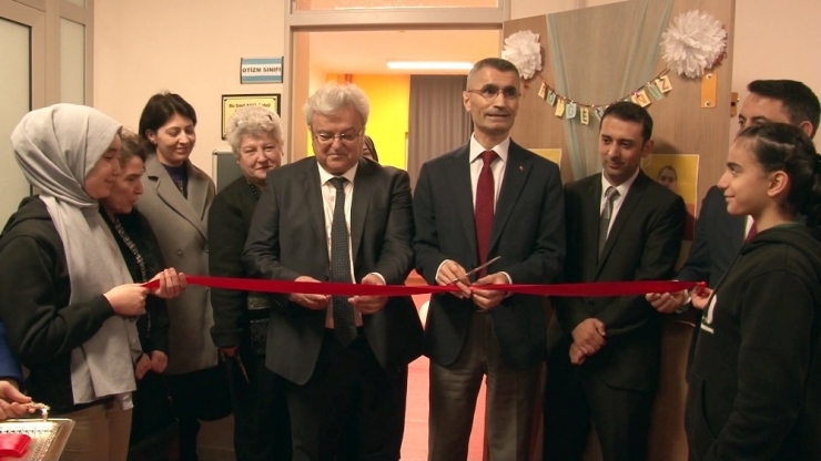 Özel Okullu Öğrencilerden "Özel" Çocuklara Tam Donanımlı Sınıf