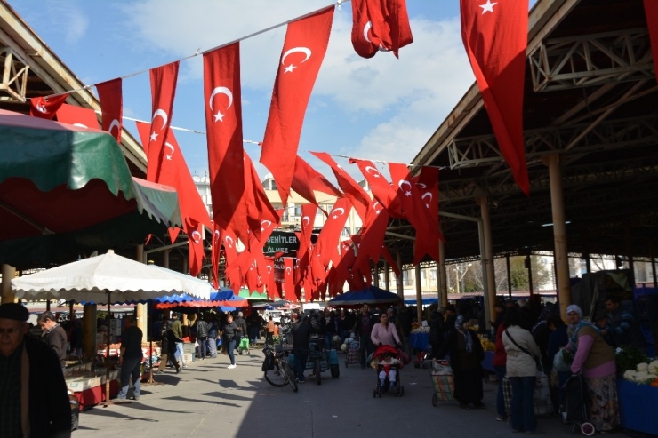 Söke’de Pazar Alanı Türk Bayrakları İle Donatıldı