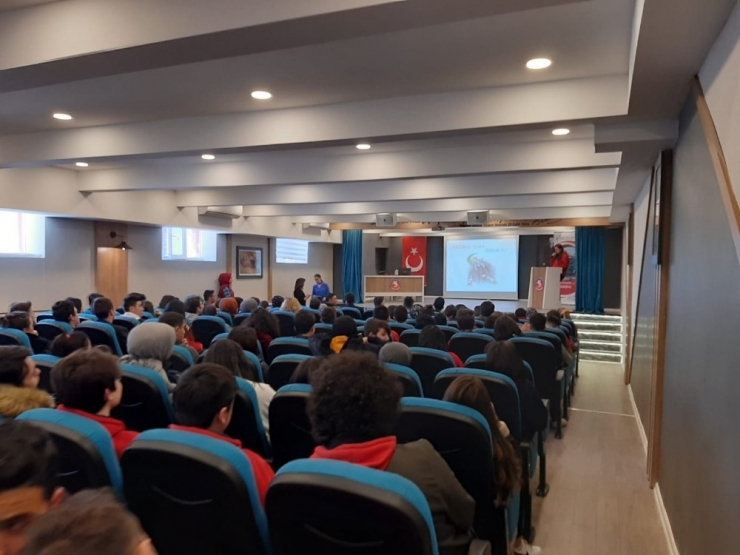 Doktorlarda Öğretmen Ve Öğrencilere Yeşilay Semineri