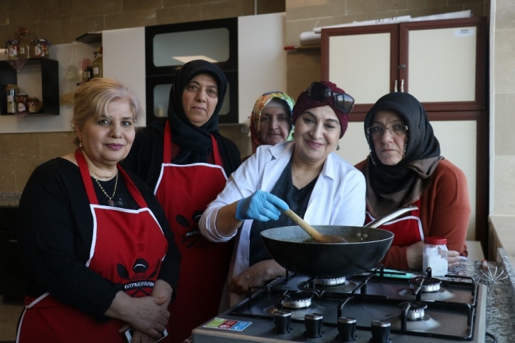 Türküsü Vardı, Baklava Ve Lokumunu Da Yaptılar