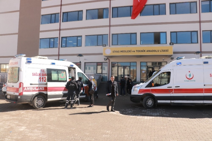 Sivas’ta Gıda Zehirlenmesi Şüphesi İle 22 Öğrenci Hastaneye Kaldırıldı