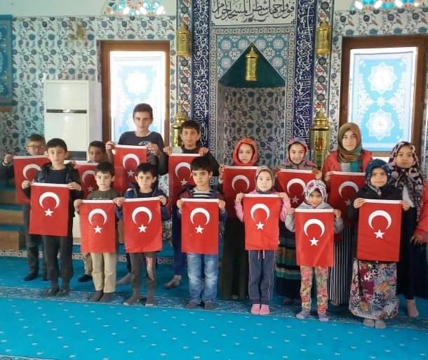 Kur’an-ı Kerim Okuyup, Mehmetçiğe Dua Ediyorlar