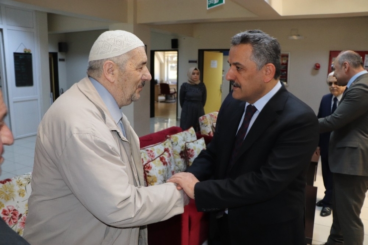 Huzurevi Sakinleri Yeni Kimlik Kartlarını Vali Kaymak’ın Elinden Aldı