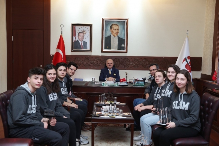 Vali Çakacak, Gelişim Okulları Robot Takımı Öğrencilerini Kabul Etti