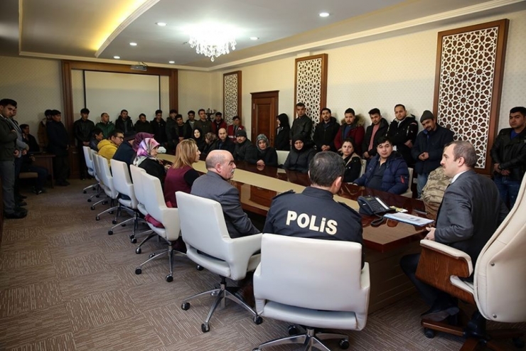 Vali Cüneyt Epcim Göçmenlerle Bir Araya Geldi