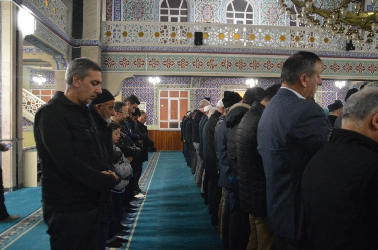 İdlib Şehitleri İçin Sabah Namazının Ardından Dua Edildi