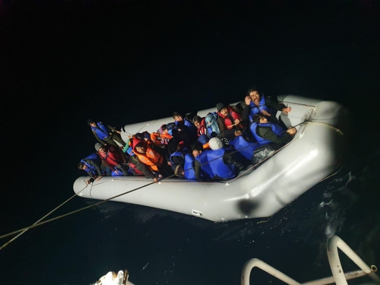 Yunanistan’ın Denizin Ortasında Bıraktığı 130 Göçmeni Sahil Güvenlik Kurtardı