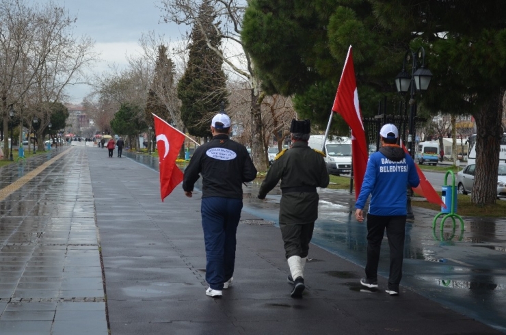 Türk Bayrağıyla İstanbul’dan Çanakkale’ye Yürüyor