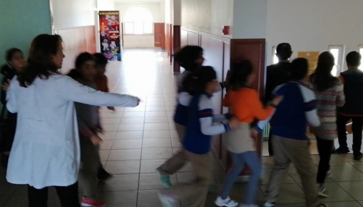 İlkokulda Deprem Tatbikatı