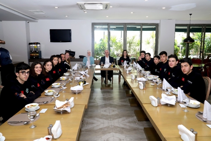 Robot Takımına Amerika Seyahati Öncesi Moral Yemeği