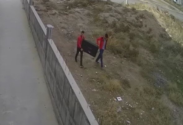 Televizyonu Çalan Hırsızlar Güvenlik Kamerasına Yakalandı