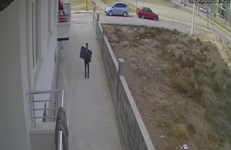 Televizyonu Çalan Hırsızlar Güvenlik Kamerasına Yakalandı