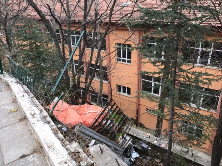 Ankara’da Kamyonet Okul Bahçesine Uçtu: 3 Yaralı