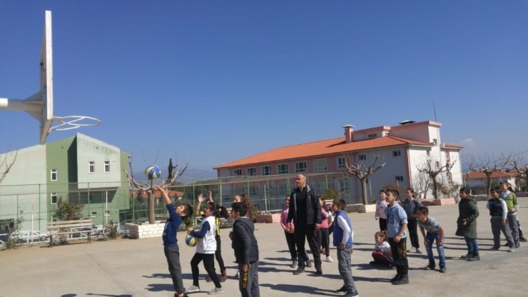 Antrenörler Okullarda Çocuklara Spor Kültürünü Aşılıyor