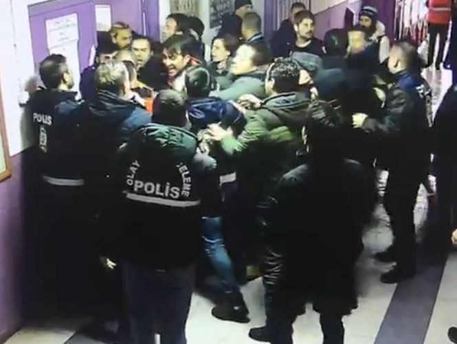 Futbolcu Ve Polis Arasında Yaşanan Gerginlik Güvenlik Kamerasına Yansıdı