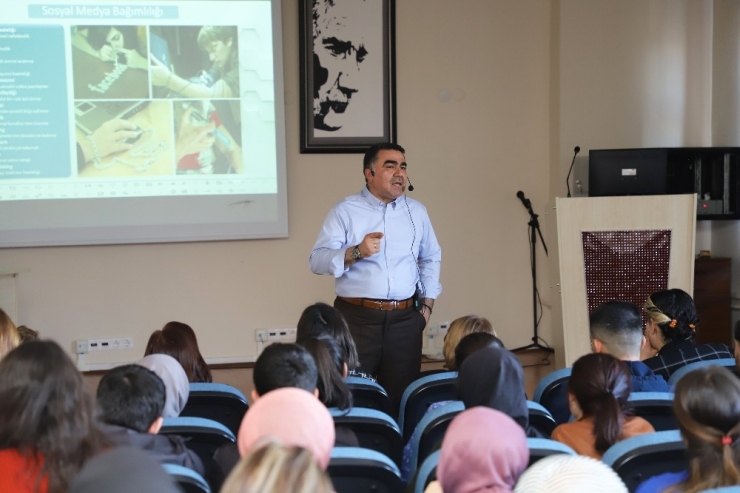 Sosyal Medya Mı? Sosyal Yara Mı? Konferansı Gerçekleşti