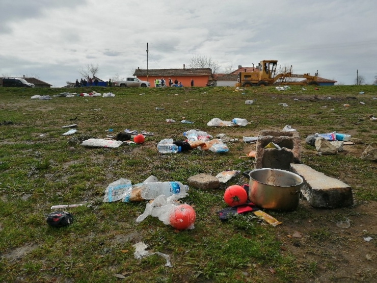 Mültecilerden Boşalan Köy Temizleniyor