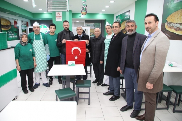 Başkan Güder, Esnaflara Türk Bayrağı Dağıttı