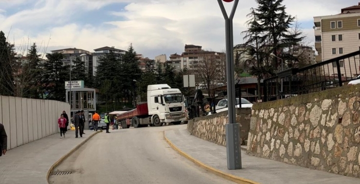 Bilecik’te Tırlar Yanlış İstikamete Yönlendirince Sürücüler Zor Anlar Yaşadı