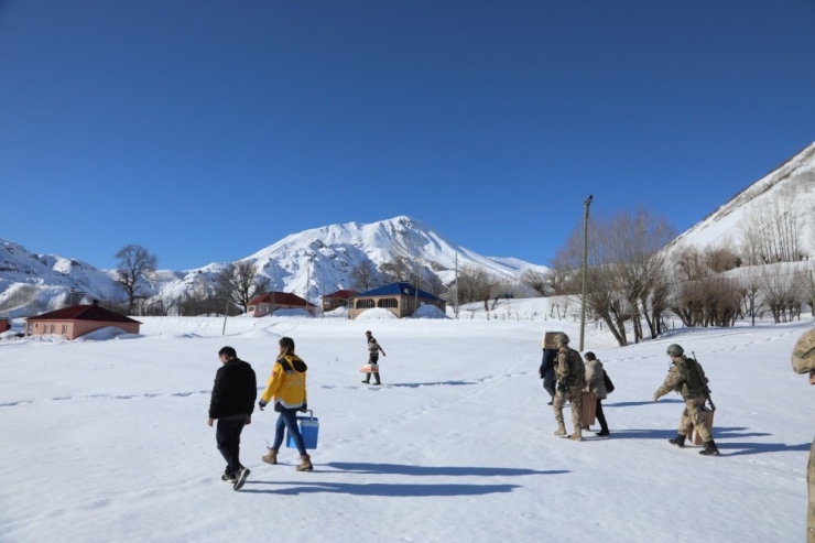 Mehmetçik’ten Köylüye Helikopterli Hizmet